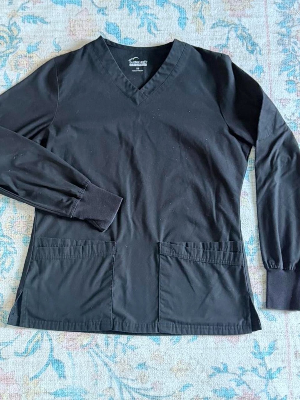 BUTTERSOFT: Black Long-Sleeve V-Neck Relaxed Fit Scrub Top with Dual Pockets